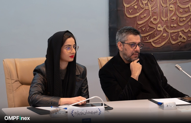سامان بیرقی، رئیس هیئت مدیره OMPFinex و مهسا سلطانی، مدیر روابط عمومی اوام‌پی فینکس در نشست خبری رمزآتی ۲۰۲۵